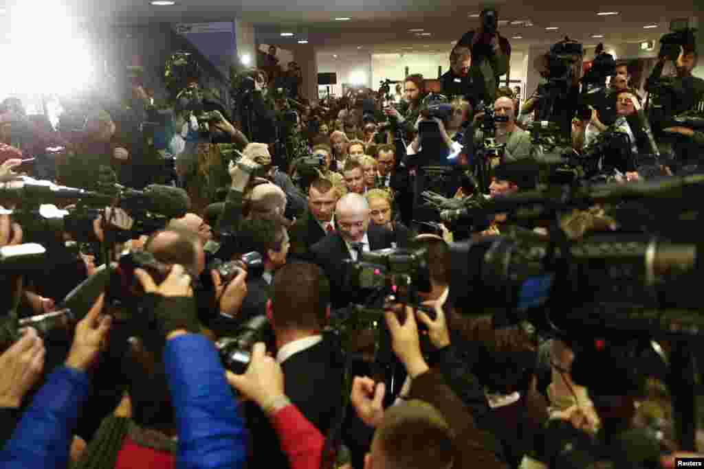 Ông Khodorkovsky đến buổi họp báo tại Viện Bảo tàng Hau am Checkpoint Charlie ở Berlin, Đức, 22/12/13