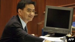 Thủ tướng Thái Lan Abhisit Vejjajiva tại cuộc biểu quyết bất tín nhiệm của quốc hội, ngày 15 tháng 3, 2011 ở Bangkok, Thái Lan