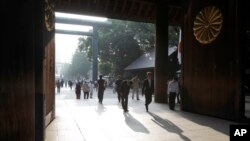 Đền Yasukuni thờ gần 2,5 triệu người chết trong chiến tranh, trong đó có 14 tội phạm chiến tranh đã bị kết án vì các hành động gây ra trong Thế Chiến II.
