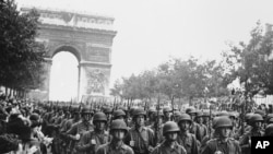 Cư dân Paris chào đón quân đội Mỹ tiến vào đại lộ Champs Elysees qua Khải Hoàn Môn, ngày 12/9/1944.