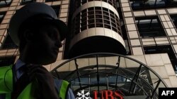 Nhân viên bảo vệ canh gác trước trụ sở của Ngân hàng UBS ở London, ngày 15/9/2011