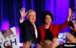 Ông Mitch McConnell và phu nhân, cựu Bộ trưởng Bộ Lao động Elaine Chao, vẫy tay chào các ủng hộ viên trong đêm diễn ra cuộc bầu cử giữa kỳ ở Louisville, Kentucky, 4/11/2014.