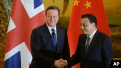 Thủ tướng Anh David Cameron (trái) và Thủ tướng Trung Quốc Lý Khắc Cường, tại Đại lễ đường Nhân dân, ở Bắc Kinh, 2/12/13