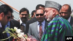 Tổng thống Afghanistan Hamid Karzai (phải) đến Pakistan