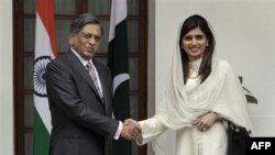 Bộ trưởng Ngoại giao Ấn Độ S.M Krishna, trái, và Bộ trưởng Ngoại giao Pakistan Hina Eabbani Khar trước cuộc hội đàm ở New Delhi, Ấn Độ, Thứ Tư, 27/7/2011