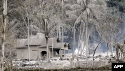 Nhà cửa bị bao phủ bởi tro núi lửa ở Argomulyo, Yogyakarta, Indonesia