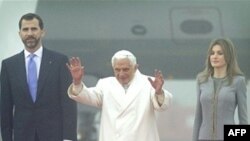 Ðức Giáo Hoàng Benedict XVI vẫy chào khi đến phi trường Lavacolla ở Santiago de Compostela, Tây Ban Nha, ngày 6/11/2010