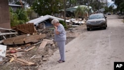 Florida eyaletinin Horseshoe Beach kasabasındaki evinde 25 yıldır yaşayan Elsie Hicks, kasırga sonrasındaki enkaz karşısında şaşkın.