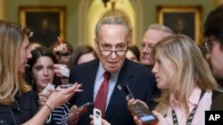 Thượng nghị sĩ Chuck Schumer của bang New York.