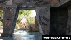 Hồ bơi và đài phun nước tại Taliesin West ở Arizona.