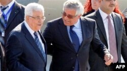 Tổng thống Palestine Mahmoud Abbas được Ngoại trưởng Bosnia Sven Alkalaj (phải) đón tiếp tại sân bay quốc tế Sarajevo, ngày 14/8/2011