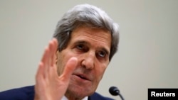 Ngoại trưởng Mỹ John Kerry kêu gọi các dân biểu, nghị sĩ tạm hoãn những nỗ lực nhằm áp dụng những biện pháp chế tài mới và nghiêm nhặt hơn đối với Iran trong khoảng thời gian 6 tháng mà thỏa thuận đã đề ra.