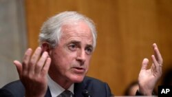 Senatè Bob Corker (R-Tennessee), pandan li t ap poze Sekretè Deta Mike Pompeo kesyon sou sekirite nasyonal Lèzetazini nan seyans depozisyon ki dewoule mèkredi 25 jiyè 2018 la, sou direksyon Komisyon Afè Etranjè Sena a. (Foto: Capitol Hil, Washington, 25 jiyè 2018)