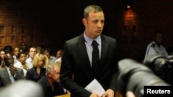 Oscar Pistorius quả quyết rằng anh nghĩ là anh đã bắn một kẻ trộm và anh không có ý định giết chết cô Steenkamp.