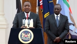 Tổng thống Kenya Uhuru Kenyatta, trái, cùng Phó tổng thống William Ruto, phát biểu tại một cuộc họp báo ở Nairobi, 2/12/2014.