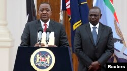 Tổng thống Kenya Uhuru Kenyatta (trái) nói chuyện tại cuộc họp báo ở Nairobi về việc bổ nhiệm tân bộ trưởng nội vụ