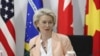 Người đầu tiên dùng chữ “De-risking” là bà Ursula von der Leyen, chủ tịch Ủy hội Âu châu, khi bay sang Trung Quốc cùng với ông Emmanuel Macron, tổng thống Pháp, ngày 30 tháng Ba vừa qua. 