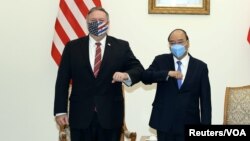 Ngoại trưởng Mike Pompeo và Thủ tướng Nguyễn Xuân Phúc, tại Hà Nội, ngày 30/10/2020.