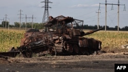 Xe tăng Nga bị bắn cháy ở ngoại ô thị trấn Sudzha của Nga, vùng Kursk, 16/8/2024 (Yan DOBRONOSOV / AFP).