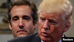 Cựu luật sư cá nhân của Tổng thống Donald Trump, Michael Cohen (sau), đã đứng ra chi trả những khoản tiền bịt miệng cho một nữ diễn viên phim người lớn và một cựu người mẫu Playboy nói từng có quan hệ tình dục với ông Trump.