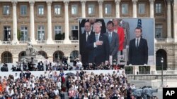 Tư liệu- TT Mỹ Donald Trump và TT Pháp Emmanuel Macron dự lễ diễu binh ngày Bastille trên đại lộ Champs Elysees ở Paris, ngày 14/7/2017. (AP Photo/Carolyn Kaster)