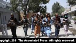 Chiến binh Taliban tuần tra tại Kabul, Afghanistan, ngày 18/8/2021. 