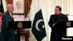 Thủ tướng Pakistan Nawaz Sharif (phải) phát biểu trong cuộc họp báo chung với Tổng thống Afghanistan Hamid Karzai tại dinh Thủ tướng ở Islamabad, Pakistan, ngày 26 tháng 8, 2013.