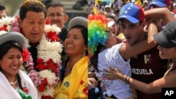 Tổng thống Venezuela Hugo Chavez (trái) và đối thủ của ông, Henrique Capriles.
