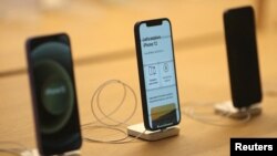 Apple'ın iPhone 12 model cep telefonu