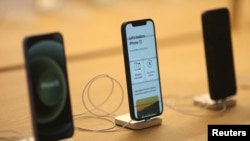 Apple'ın iPhone 12 modeli telefonu