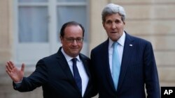 Ngoại trưởng Mỹ John Kerry đưa ra bình luận tại Paris sau các cuộc họp với Tổng thống Francois Hollande bàn về vụ tấn công khủng bố ở Paris.