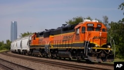 Oklahoma City'den güneye doğru ilerleyen bir BNSF yük treni- 14 Eylül 2022. 