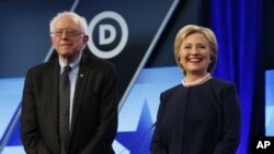 Ứng cử viên tổng thống của đảng Dân chủ Hillary Clinton (phải) và Thượng nghị sĩ Bernie Sanders.