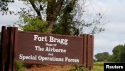 Tại căn cứ Fort Bragg ở tiểu bang North Carolina ở đông nam nước Mỹ, các giới chức cho biết các tài xế phải đợi ở cửa vào lâu hơn so với bình thường.