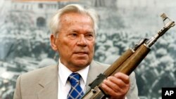 Ông Mikhail Kalashnikov, nhà thiết kế ra khẩu súng trường nổi tiếng AK-47.