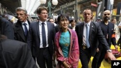 Bà Suu Kyi đến ga xe lửa Gare du Nord, Paris 26/6/12