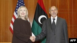 Ngoại trưởng Hoa Kỳ Hillary Clinton gặp Chủ tịch Hội đồng Chuyển tiếp Quốc gia Libya Mustafa Abdel-Jalil tại Tripoli, ngày 18/10/2011