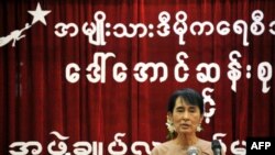 Lãnh tụ Liên minh Toàn quốc Đấu tranh cho Dân chủ Aung San Suu Kyi phát biểu tại trụ sở đảng ở Rangoon, ngày 28/6/2011