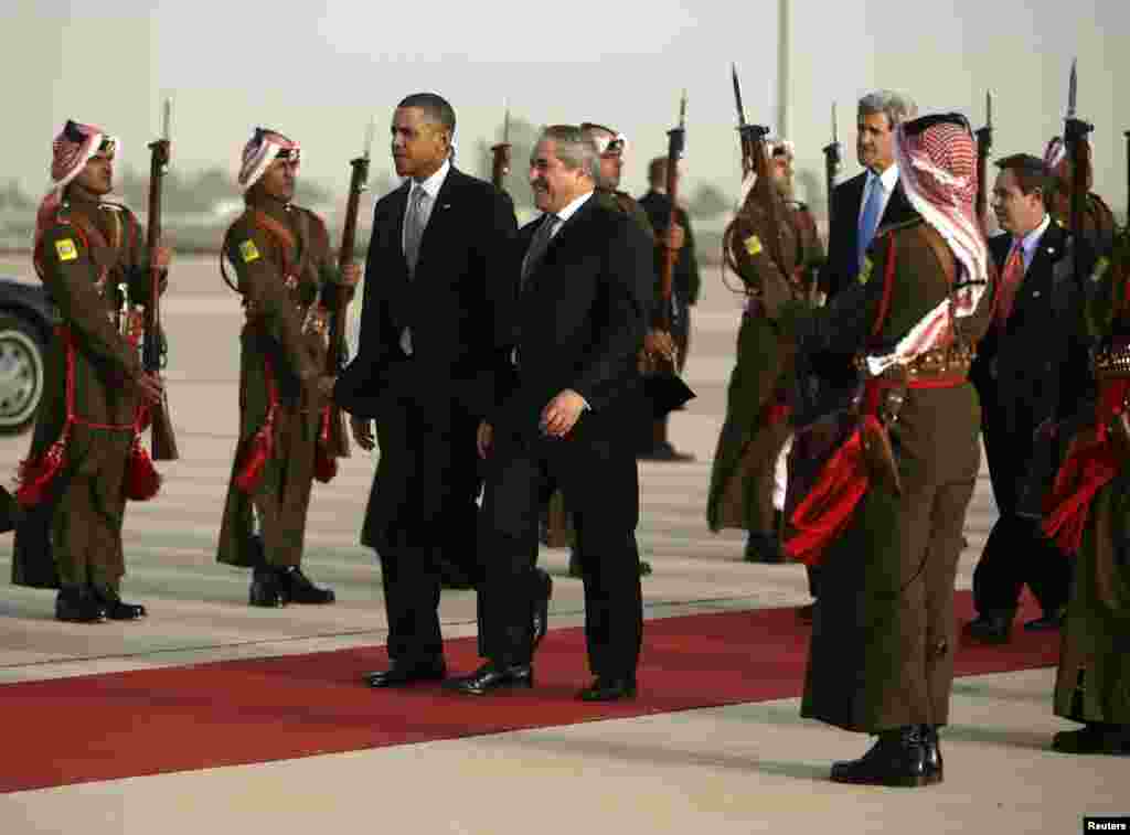 Tổng thống Obama duyệt hàng quân danh dự cùng Ngoại trưởng Jordan, Nasser Judeh, khi đến sân bây quốc tế Hoàng hậu Alia ở Amman, Jordan.