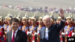 Phó Tổng thống Hoa Kỳ Joe Biden (phải) và Thủ tướng Mông Cổ Batbold Sukhbaatar tại Ulan Bator, ngày 22/8/2011