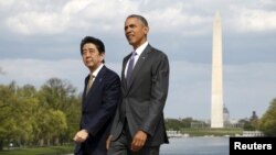 Tổng thống Mỹ Barack Obama và Thủ tướng Nhật Shinzo Abe đến thăm Đài tưởng niệm Lincoln ở Washington, phía sau là Đài tưởng niệm Washington, ngày 27/4/2015.