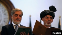 Ông Ashraf Ghani (phải) tuyên thệ nhậm chức Tổng thống Afghanistan cùng Đối thủ Abdullah Abdullah nhậm chức trưởng quan hành chính tại Kabul.