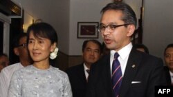 Bộ trưởng Ngoại giao Indonesia Marty Natalegawa và bà Aung San Suu Kyi nói chuyện với báo chí ở Yangon, Miến Điện, 29/10/2011