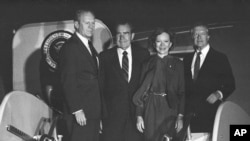 Eski başkanlar Gerald Ford, Richard Nixon ve Jimmy Carter ile eski first lady Rosalynn Carter, Mısır Cumhurbaşkanı Enver Sedat'ın Kahire'deki cenaze törenine katılmak üzere yola çıkmadan hemen önce (8 Ekim 1981)