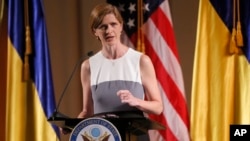 Bà Samantha Power - đại sứ Mỹ tại Liên Hiệp Quốc - nói chuyện với các nhà hoạt động xã hội và các chính trị gia ở Kiev, Ukraine.