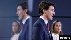 Thủ tướng Canada Justin Trudeau (trái) cùng Bộ trưởng thương mại Chrystia Freeland tại một cuộc họp báo ở Ottawa, Canada, hôm 31/5. Thủ tướng Trudeau công bố trả đũa "từng đồng đô la" đối với việc áp thuế mới được Mỹ công bố lên các sản phẩm nhập khẩu từ Canada.