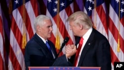 Ông Mike Pence (trái) bắt tay ông Donald Trump khi ông phát biểu mừng chiến thắng cuộc bầu cử rạng sáng thứ Tư, ngày 9 tháng 11