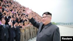 Lãnh tụ Kim Jong Un vẫy chào các giới chức Bắc Triều Tiên.