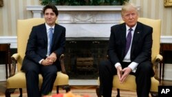 Tổng thống Hoa Kỳ Donald Trump đàm phán với Thủ tướng Canada Justin Trudeau tại Tòa Bạch Ốc, ngày 13/2/2017. 