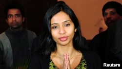 Bà Devyani Khobragade bị cáo buộc đã bắt người giúp việc Sangeeta Richard làm việc với mức lương ít hơn nhiều so với lương tối thiểu ở Mỹ và nói dối về đơn xin visa của cô này.